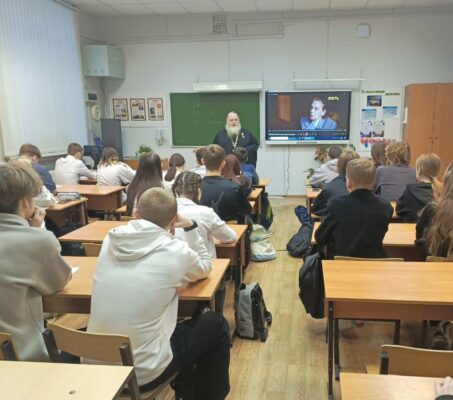 Клирики Павловского благочиния побеседовали со школьниками о героях блокадного Ленинграда